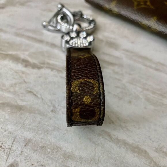 MONOGRAM CANVAS SILVERTONE KEYCHAIN S1 - Picture 5 of 10